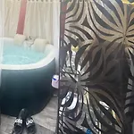 公寓 Votre Evasion Jacuzzi Privee 佩皮尼昂